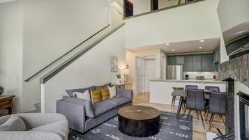 Loft, 2 chambres | Coin séjour