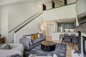 Loft, 2 Bedrooms | Living area | 34-inch TV with cable channels, fireplace