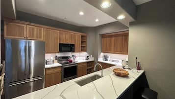 Rom, 2 soverom (+ Den) | Eget kjøkken | Kjøleskap, mikrobølgeovn, ovn og kokeplater