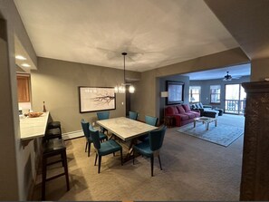 Condo, 2 Bedrooms (+ Den) | Dining room