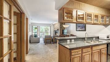 Condo, 2 habitaciones | Cocina compartida | Refrigerador, microondas, horno y parrilla de estufa