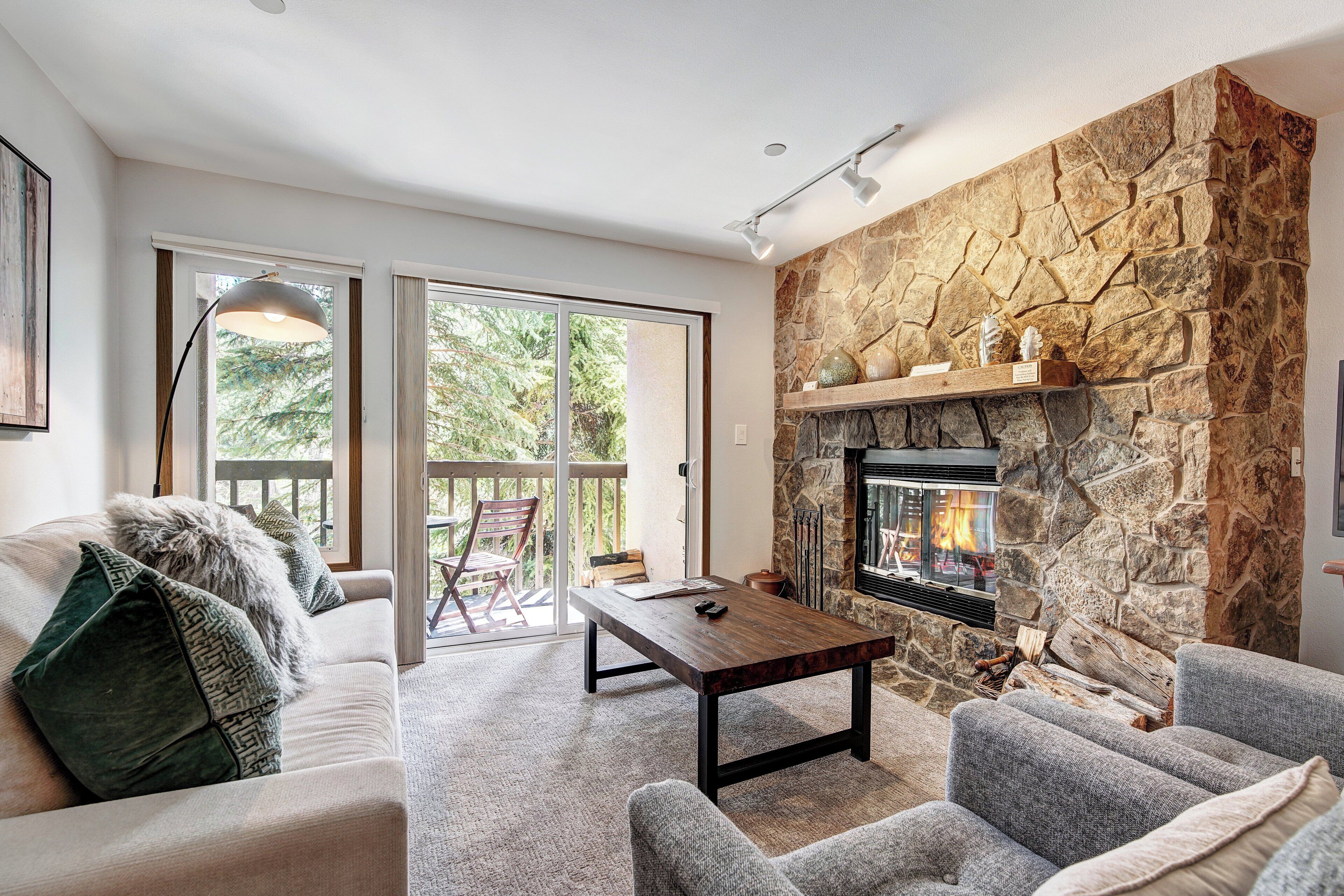 Condo, 2 habitaciones | Área de sala de estar | Televisión y chimenea 