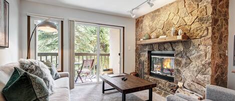 Condo, 2 habitaciones | Área de sala de estar | Televisión y chimenea