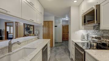 Leilighet – premier, 1 soverom | Delt kjøkken | Kjøleskap, mikrobølgeovn, ovn og kokeplater