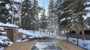 Tina de hidromasaje al aire libre