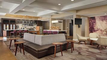 Se sirven desayunos, cenas y cocina americana