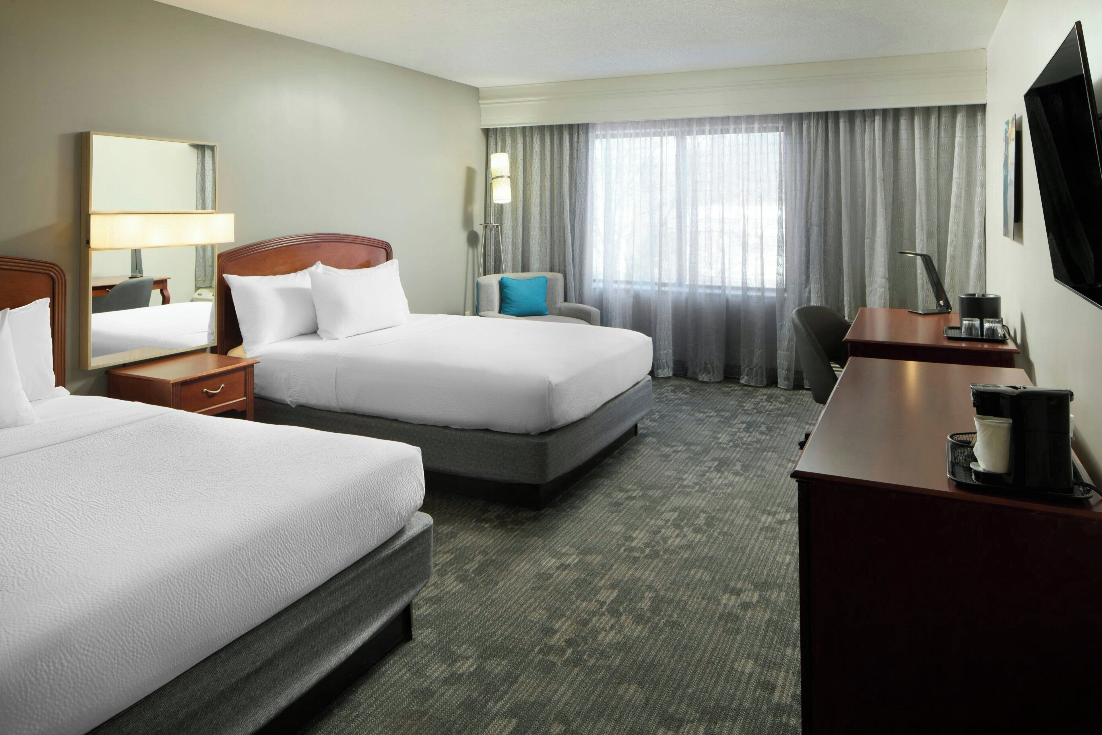 Habitación, 2 camas de matrimonio | Escritorio, cortinas opacas, tabla de planchar con plancha y wifi gratis