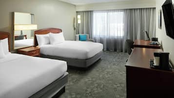 Habitación, 2 camas de matrimonio | Escritorio, cortinas opacas, tabla de planchar con plancha y wifi gratis