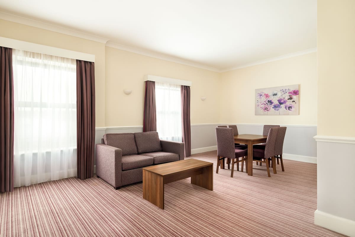 Suite, 1 Bedroom (Dining Area)