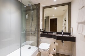 Hair dryer, towels, soap, shampoo - Holiday Inn Rotherham Sheffield by IHG (Rotherham)