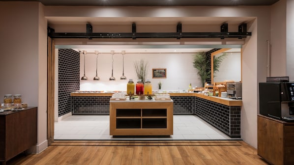 Daily full breakfast (GBP 16.95 per person) - Holiday Inn Rotherham Sheffield by IHG (Rotherham)