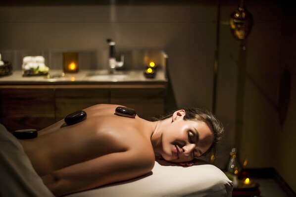 Salas para tratamentos a dois, sauna seca, banheira de hidromassagem