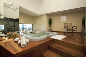 Indoor spa tub