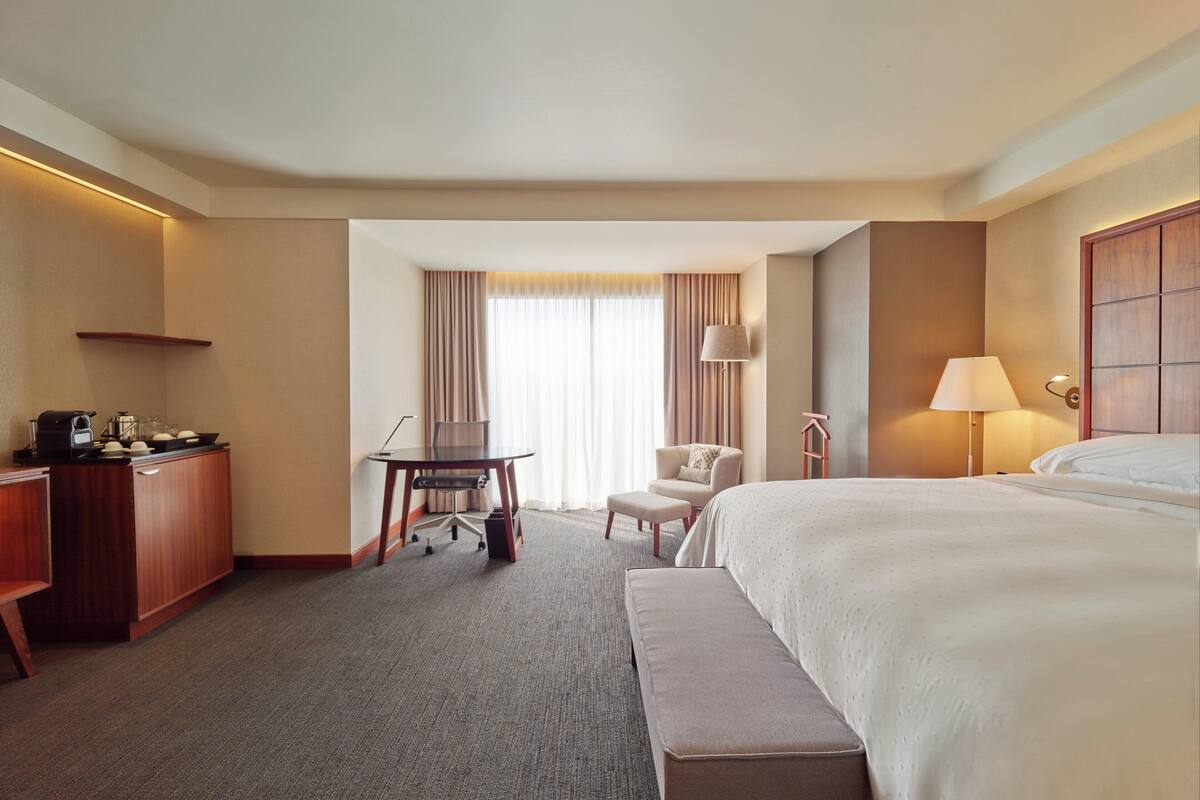 premium bedding, down duvets, minibar, in-room safe