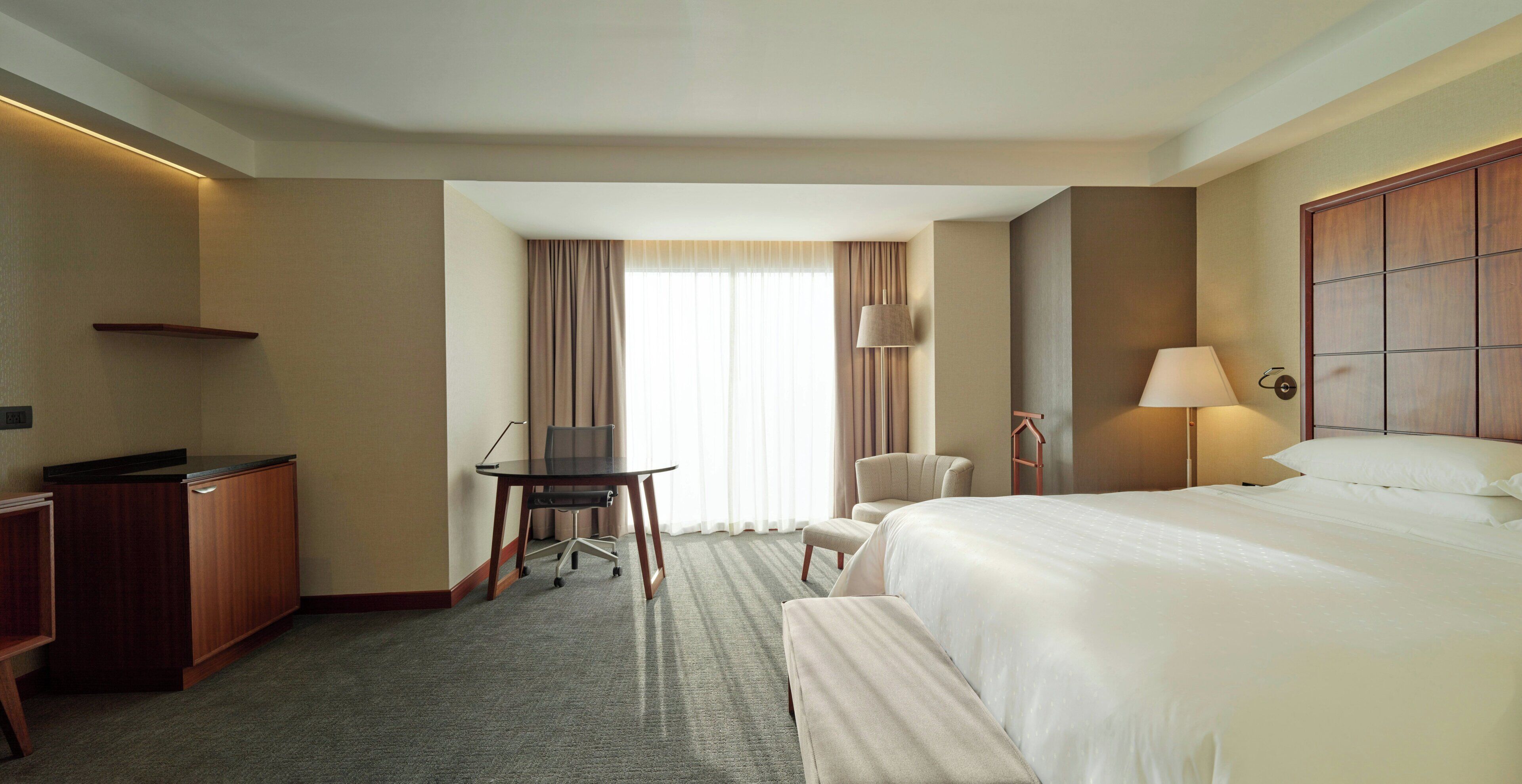 Roupas de cama premium, edredons de pluma, frigobar, cofres nos quartos