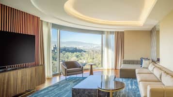 Sengetøy av topp kvalitet, dundyner, minibar og safe på rommet