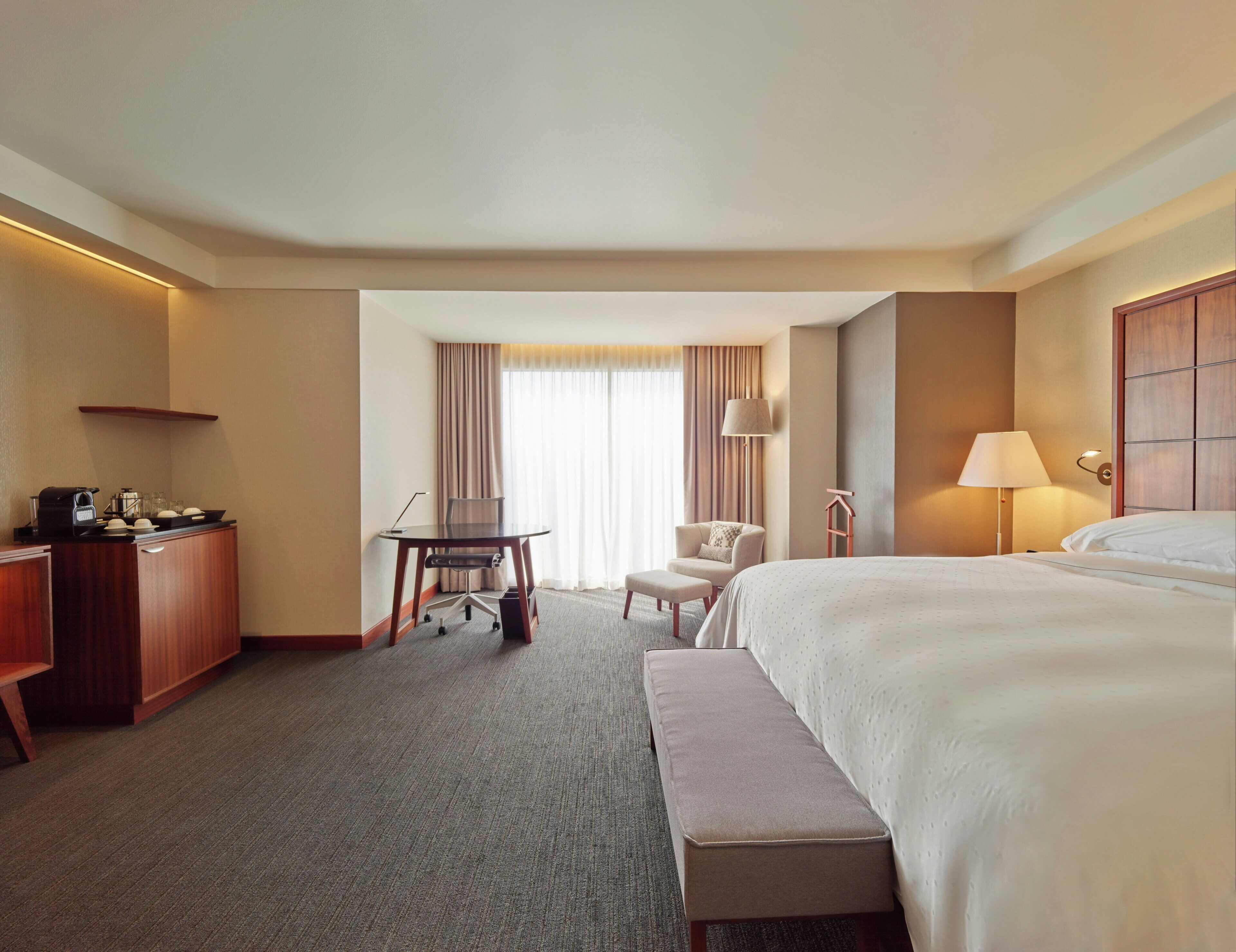 Roupas de cama premium, edredons de pluma, frigobar, cofres nos quartos