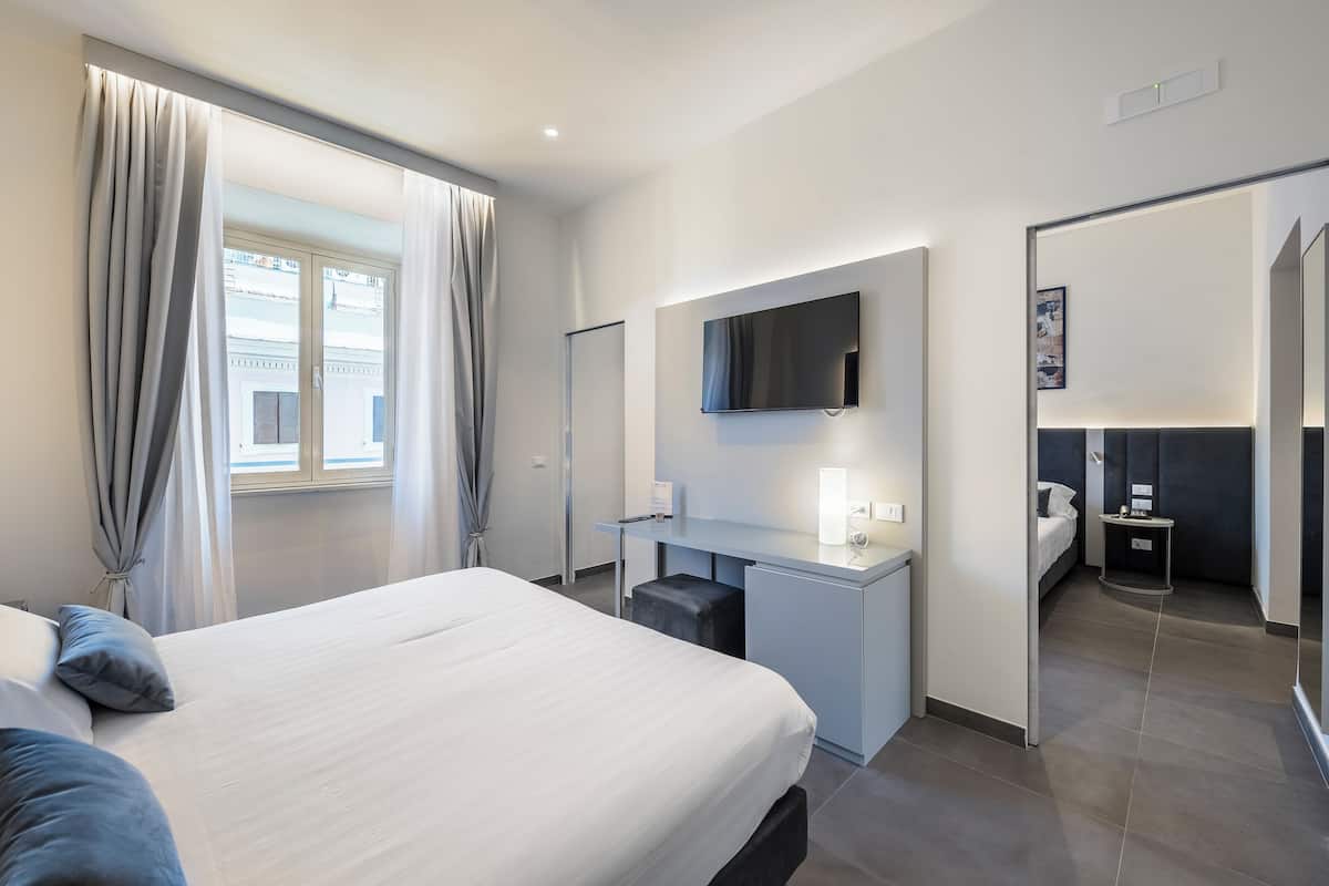 Minibar, caja de seguridad en la habitación y escritorio