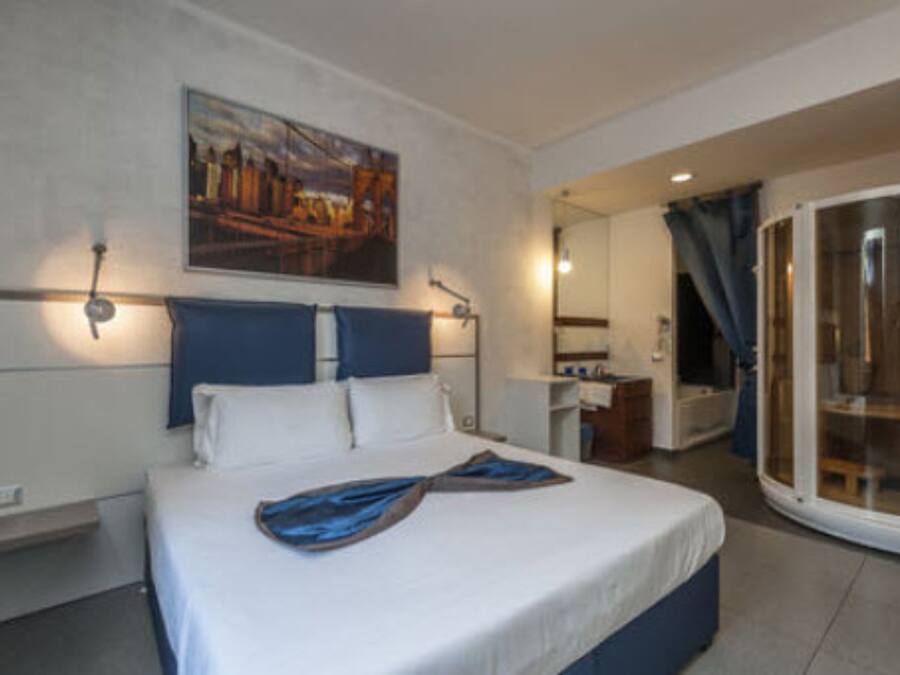 Superior Double or Twin Room | Minibar, in-room safe, desk, blackout drapes