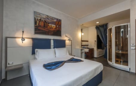 Minibar, caja de seguridad en la habitación y escritorio