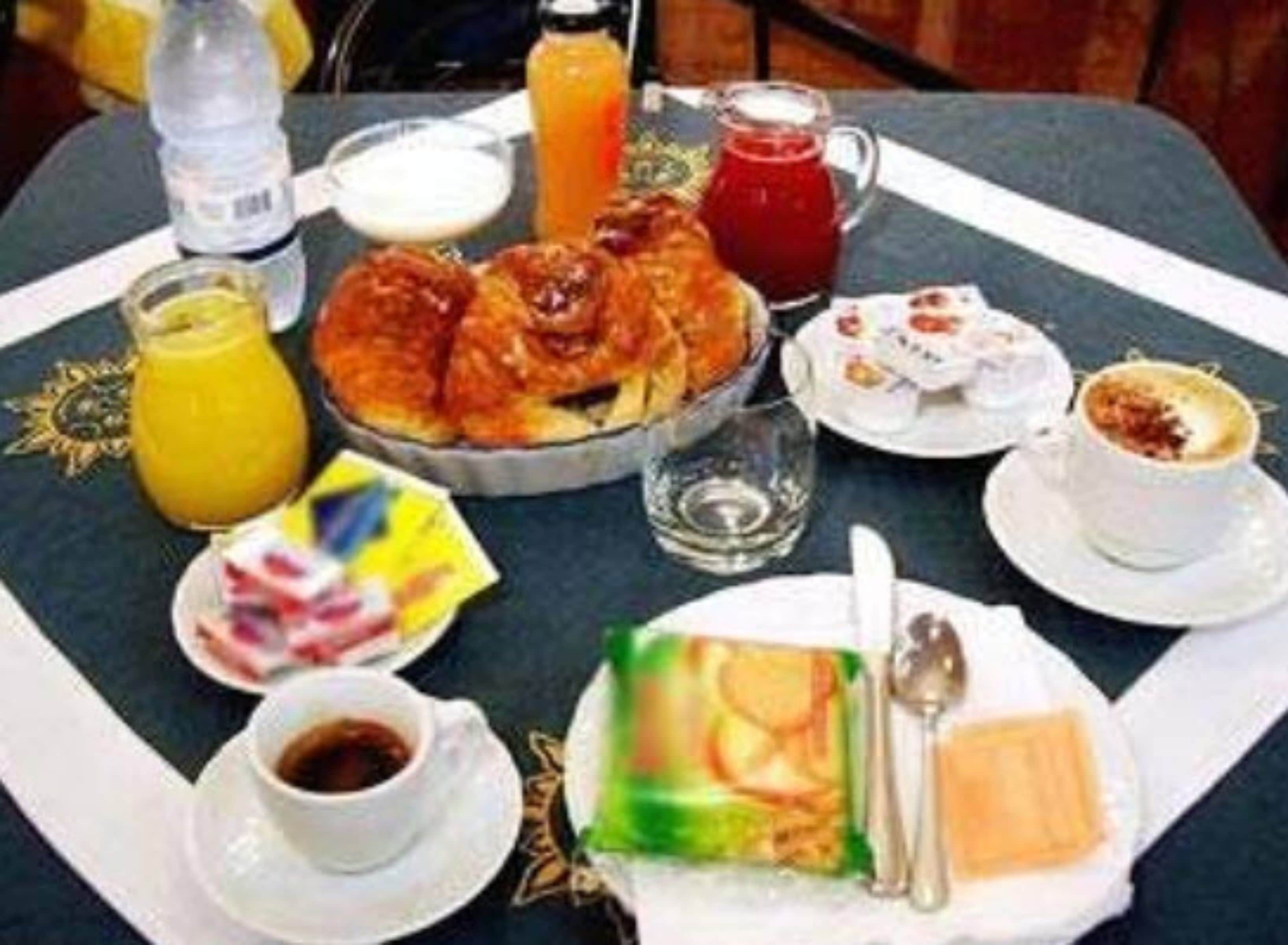 Una mesa de desayuno con diferentes alimentos y bebidas.