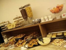 Se ofrece un desayuno bufé (9 EUR por persona)