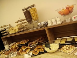 Tägliches Frühstücksbuffet (9 EUR pro Person)