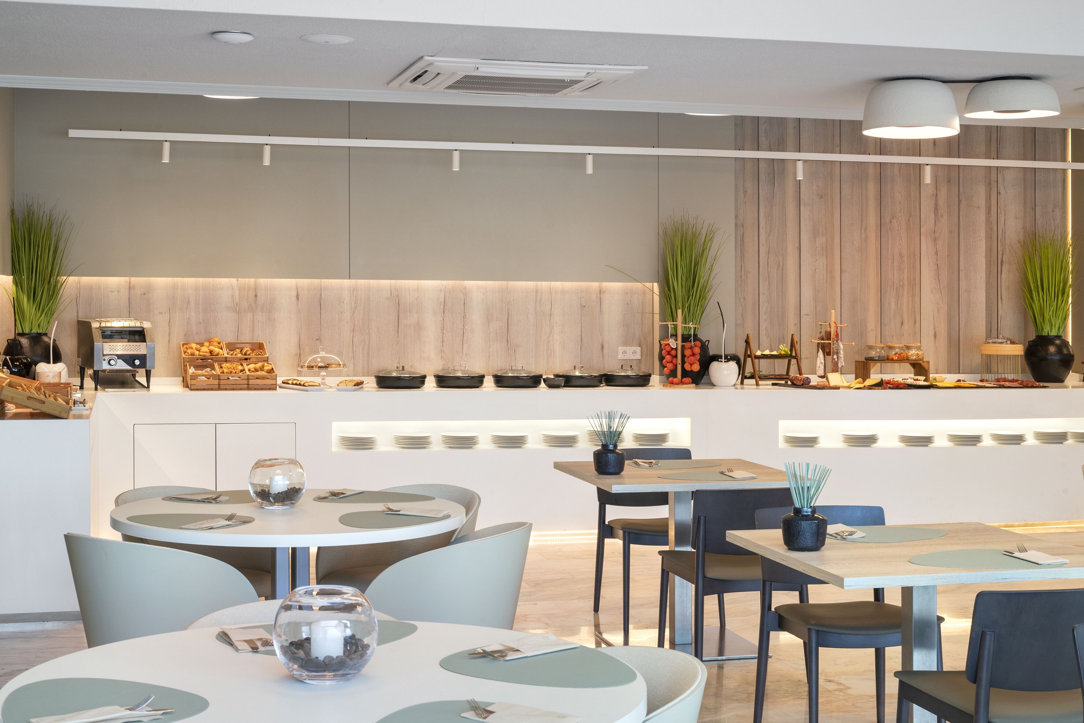 Petit déjeuner buffet (16.50 EUR par personne)