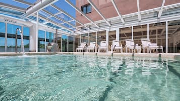 Una piscina cubierta
