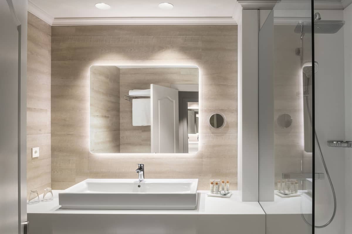 bathtub, free toiletries, hair dryer, towels