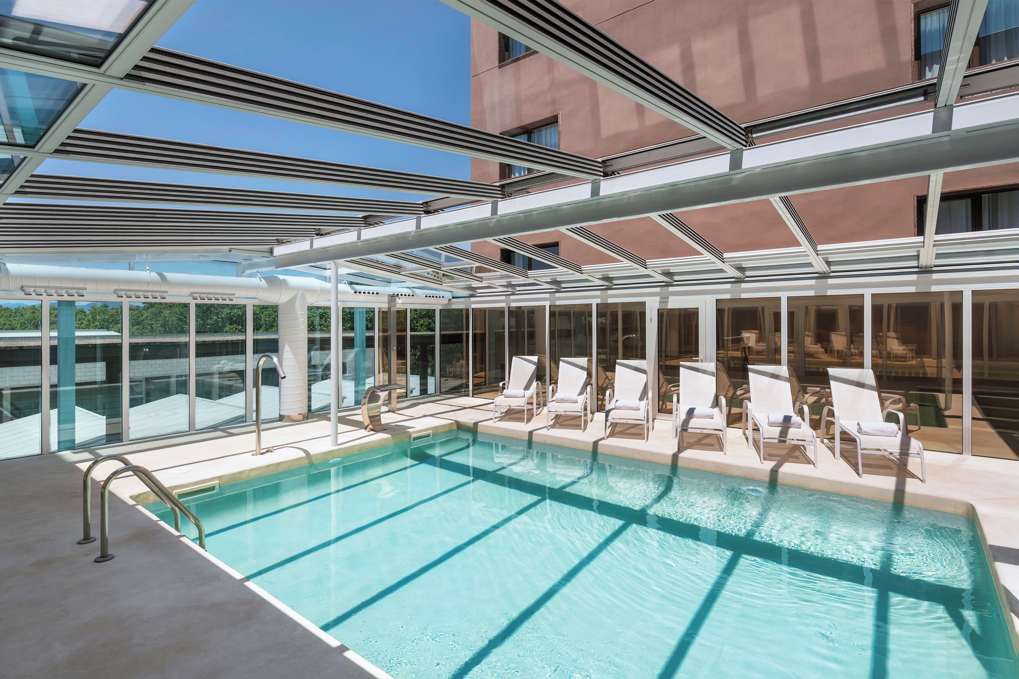 Una piscina cubierta