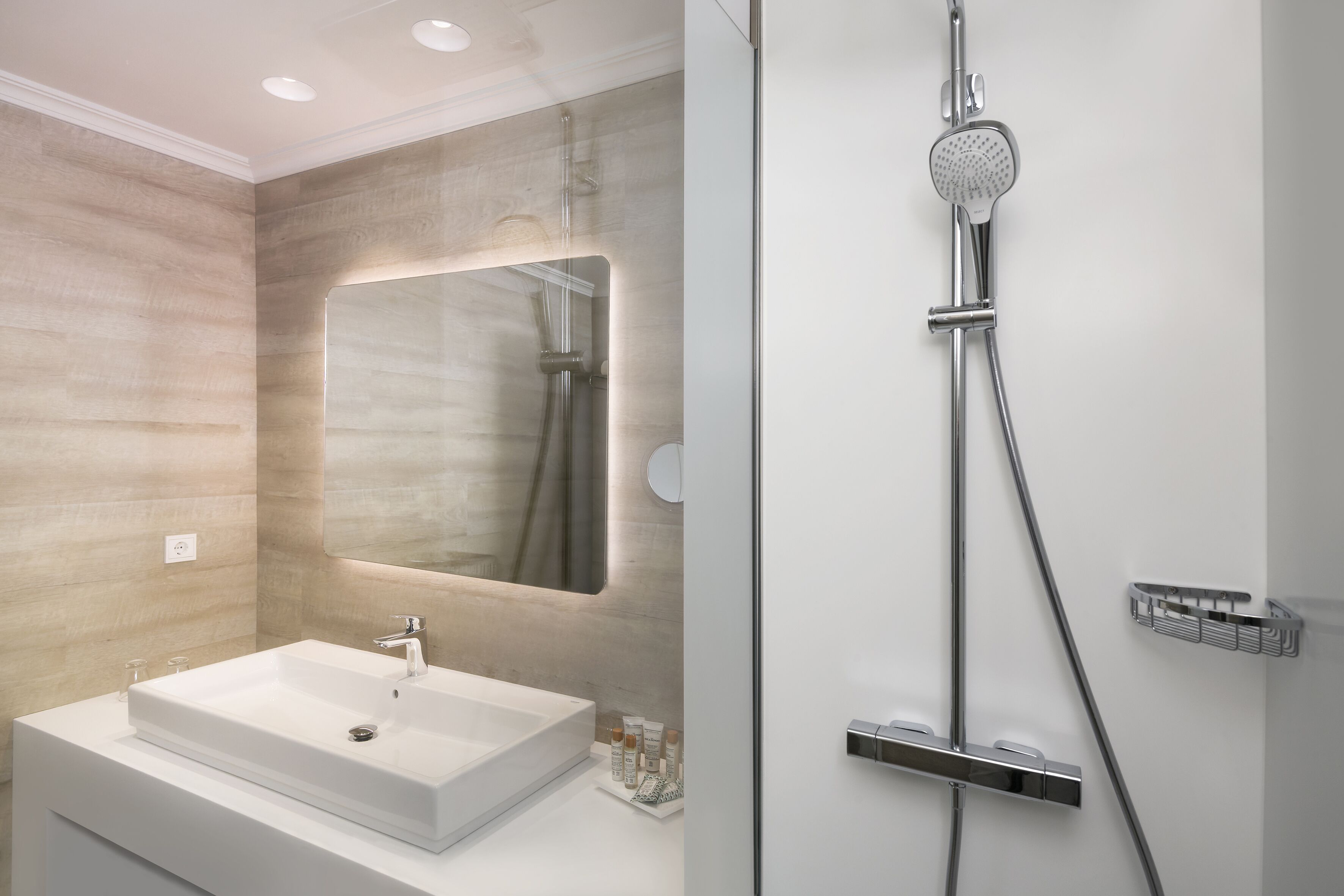 bathtub, free toiletries, hair dryer, towels