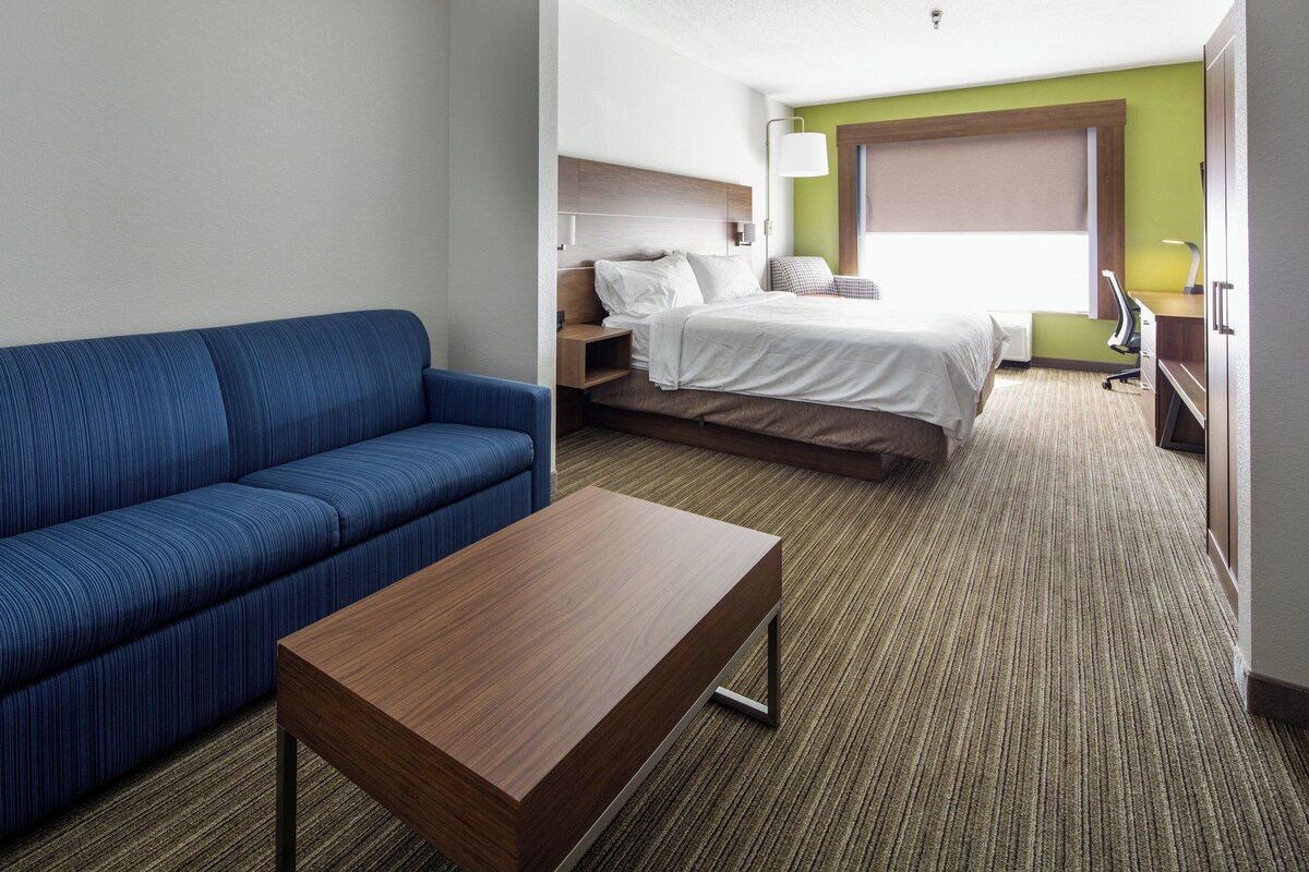 In-room safe, desk, laptop workspace, iron/ironing board