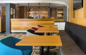 Bar (trong khuôn viên)