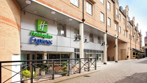 Hotellin sisäänkäynti, jonka yläpuolella on selkeä kyltti, jossa lukee: ”Holiday Inn Express”.