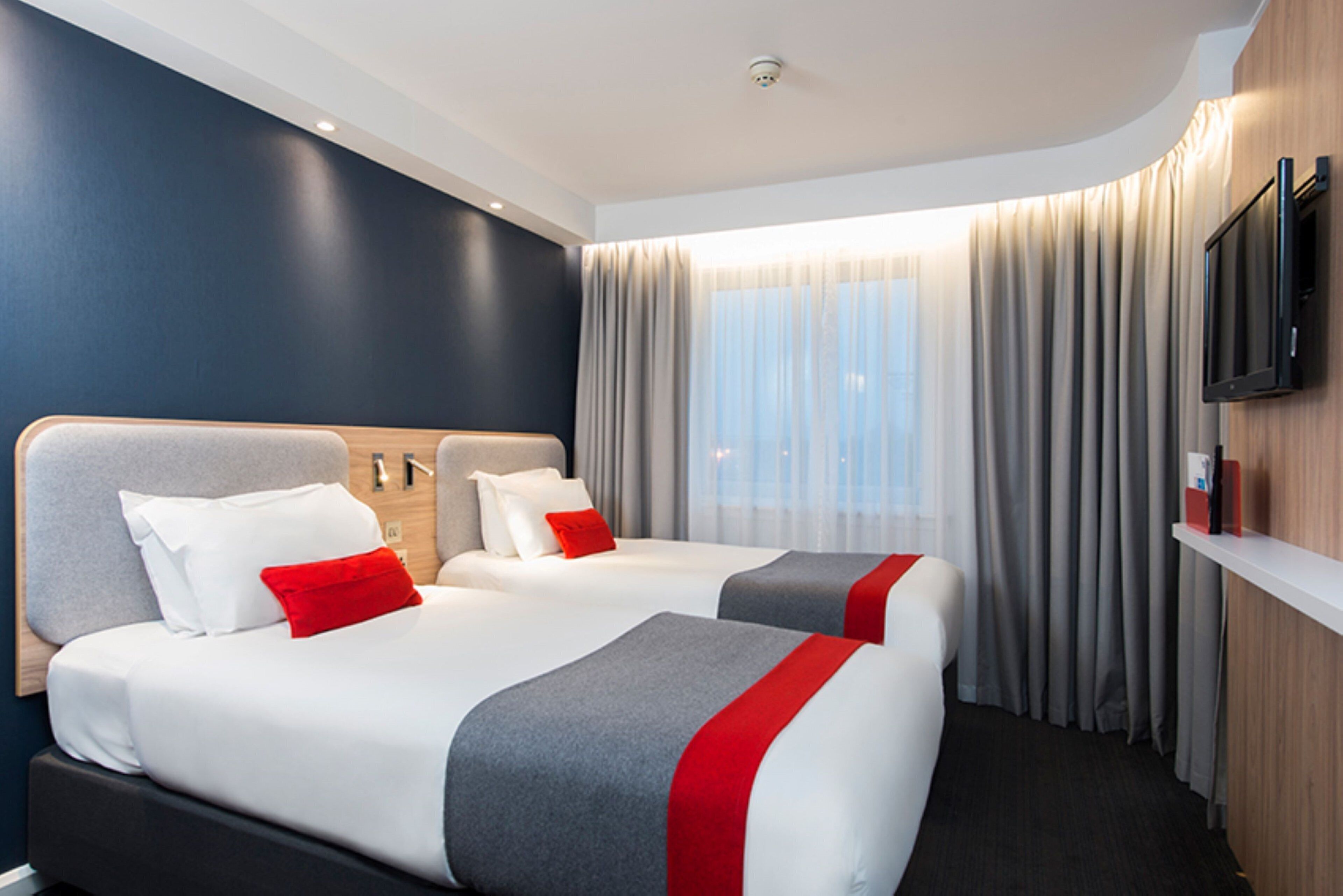 Standard Room, 2 Twin Beds (with Free Hot Breakfast) | Desk, laptop workspace, iron/ironing board, cribs (free)