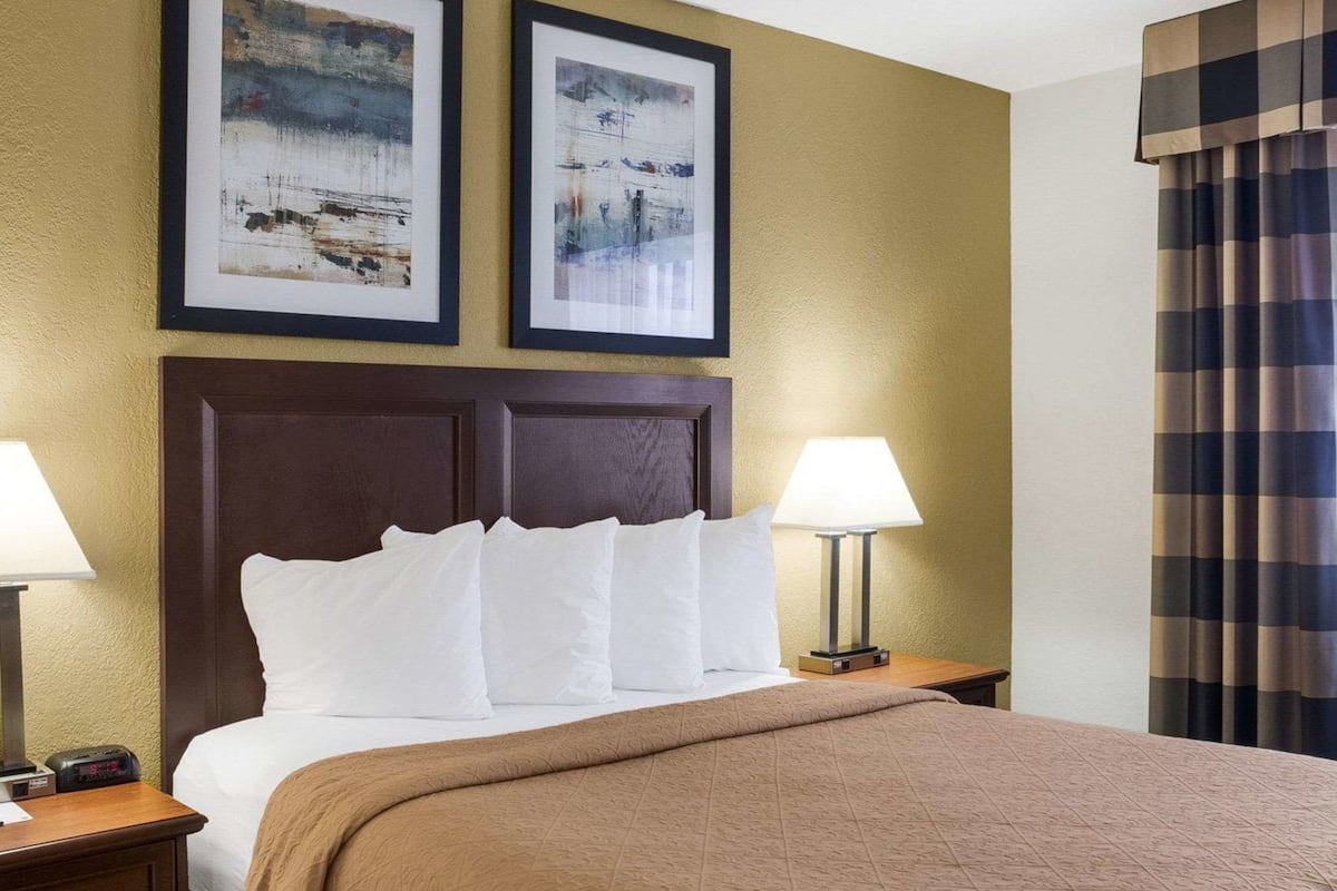 standard room, 1 queen bed, non smoking | pillow-top beds, desk, laptop workspace, iron/ironing board