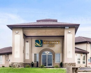 A building with a sign that reads "Quality Inn."