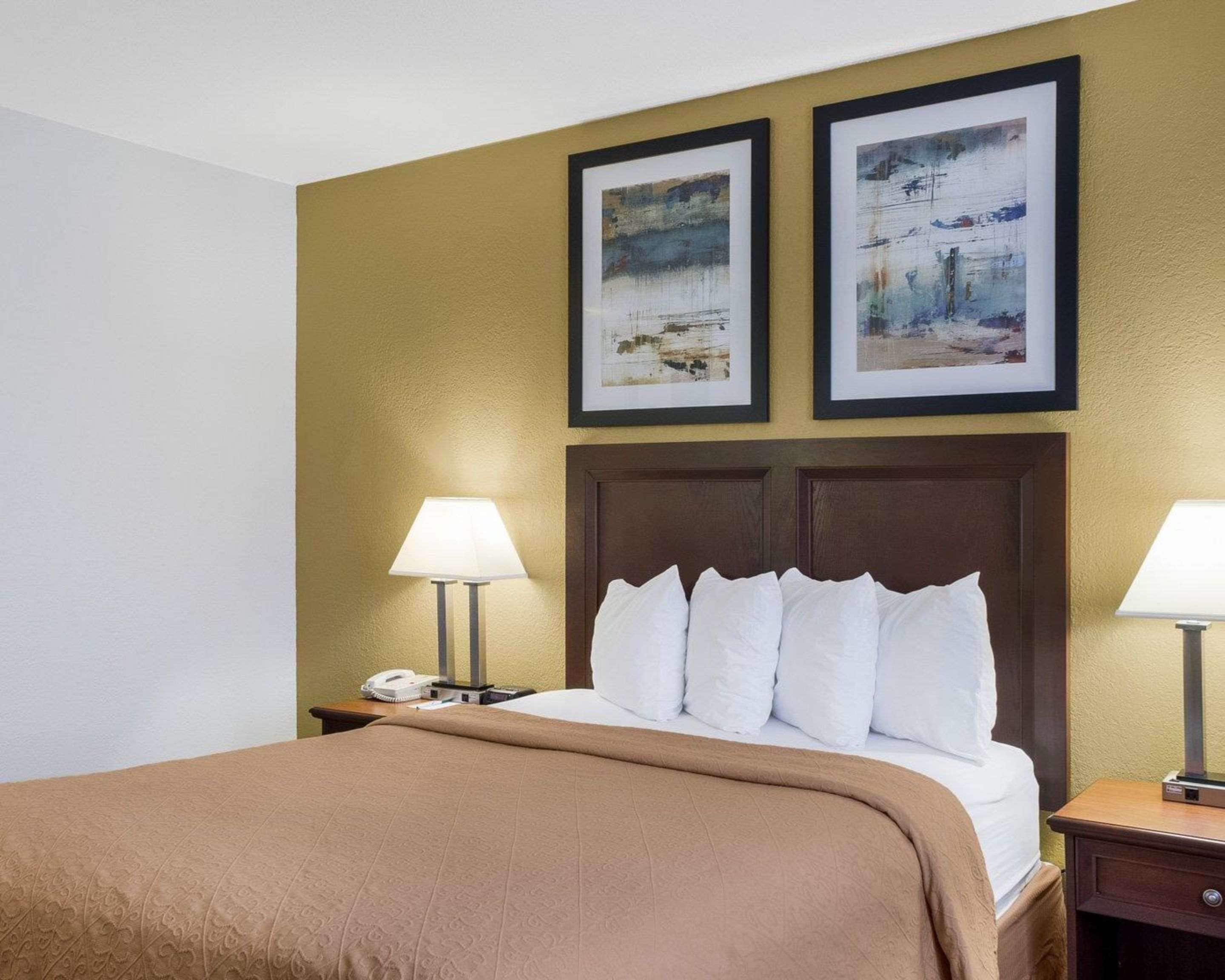 standard room, 1 queen bed, non smoking | pillow-top beds, desk, laptop workspace, iron/ironing board