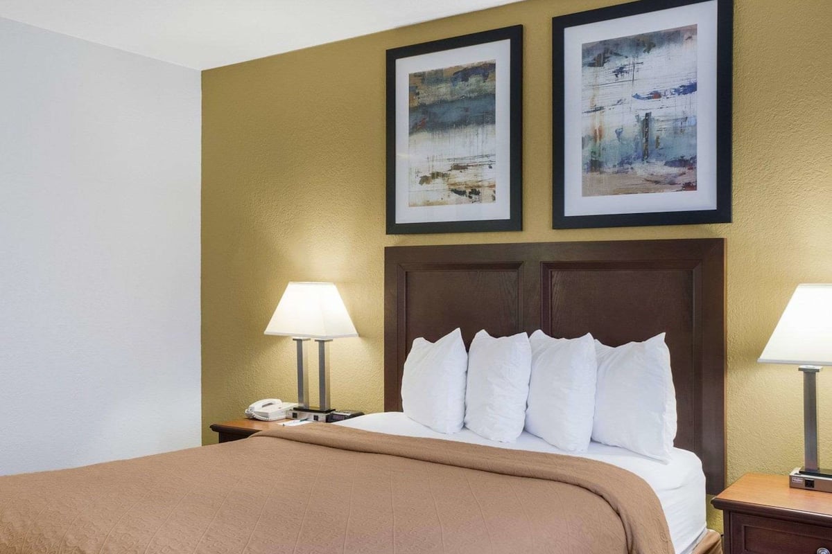 standard room, 1 queen bed, non smoking | pillow-top beds, desk, laptop workspace, iron/ironing board