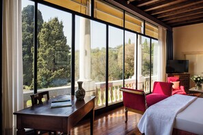 Suite Executive | Premium bedding, minibar, in-room safe, individually decorated