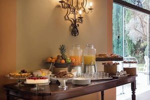 Tägliches Frühstücksbuffet gegen Gebühr