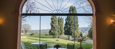 Serveert ontbijt, lunch, diner, lokale gerechten, tuinzicht
