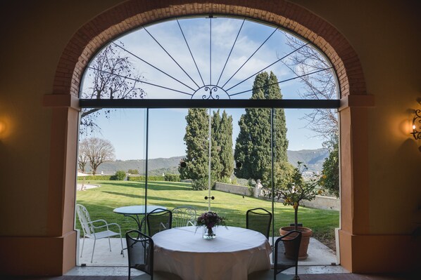 Breakfast, lunch, dinner served; local cuisine, garden views 