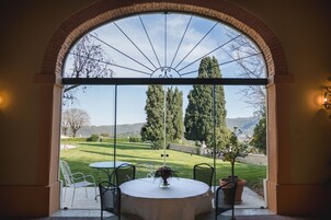 Se sirven desayunos, comidas, cenas y cocina local con vista al jardín