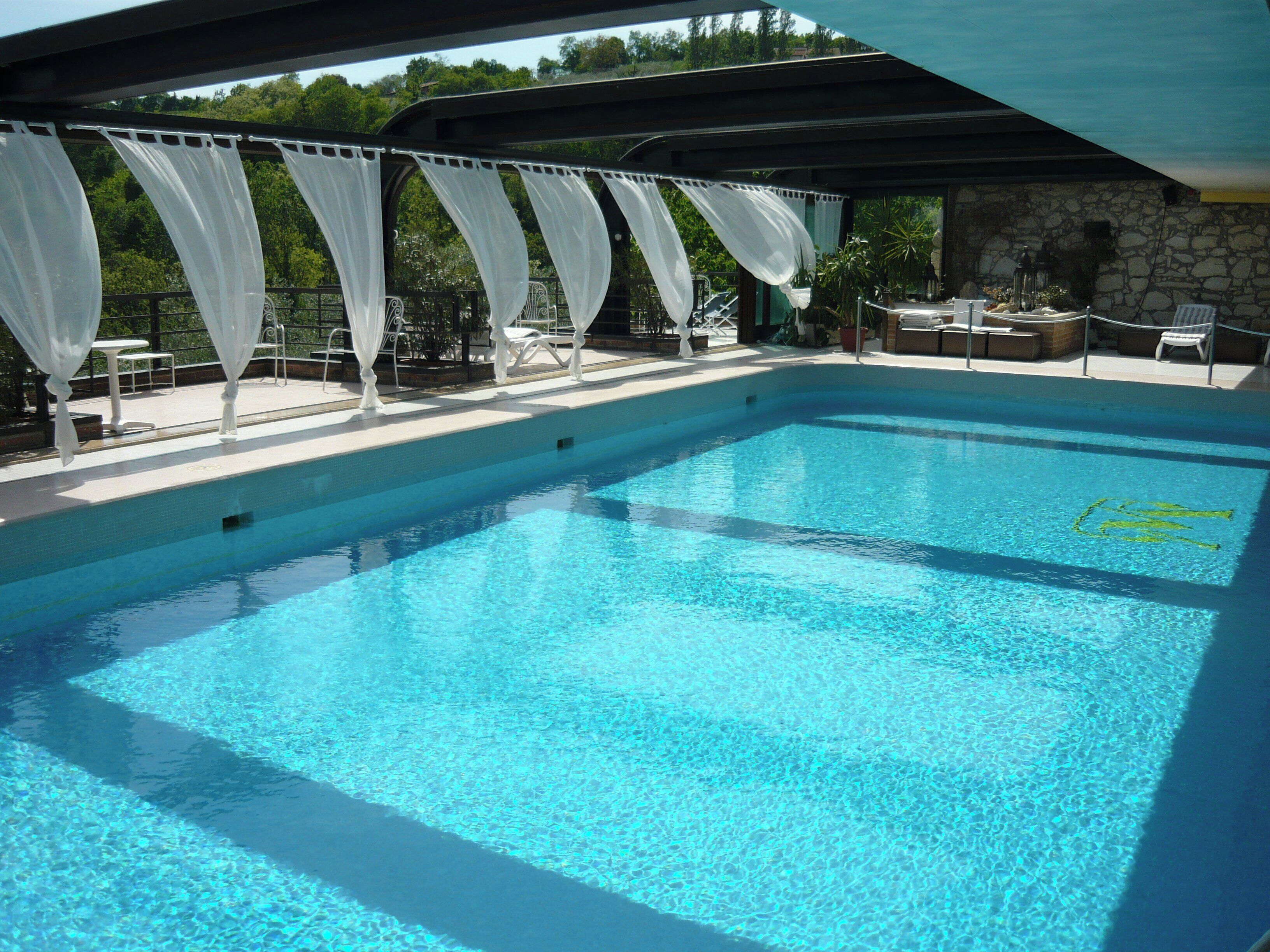 Außenpool (je nach Saison geöffnet), Liegestühle