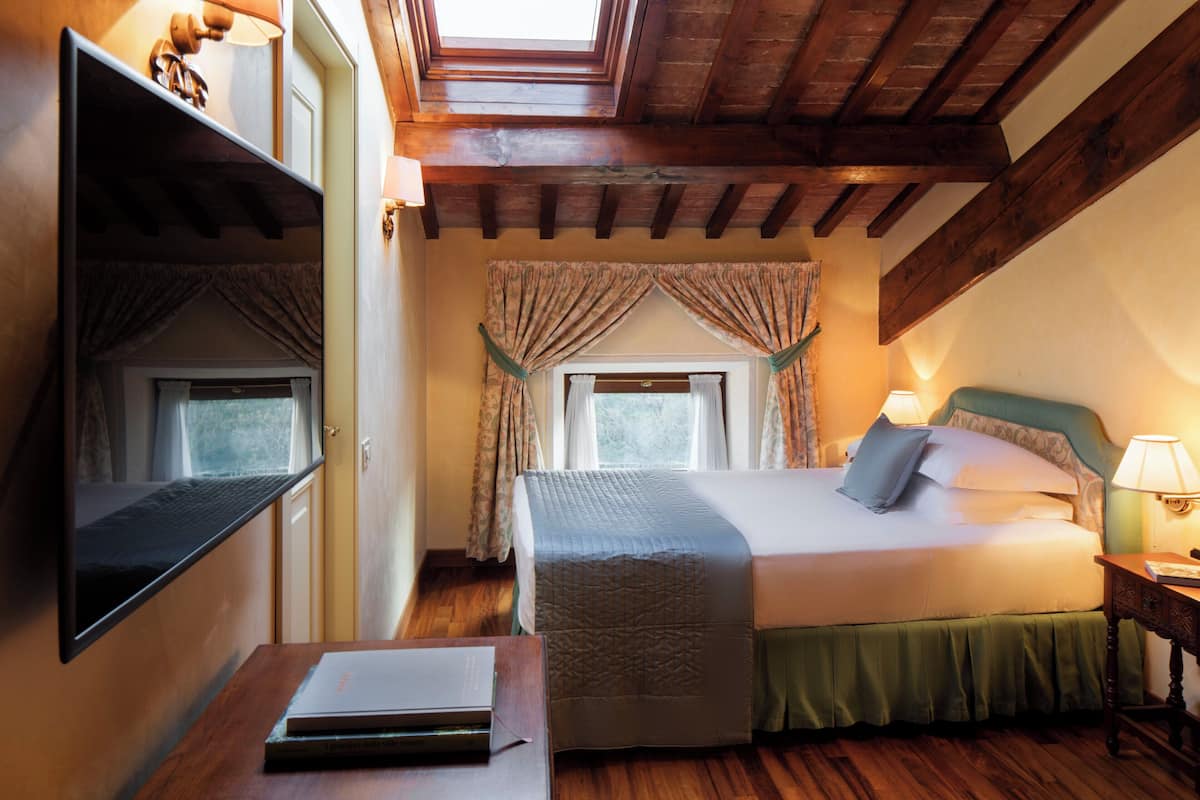 Classic Single Room | 1 bedroom, premium bedding, minibar, in-room safe