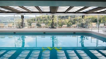 Sæsonbestemt udendørs pool, åben fra kl. 10.00 til kl. 20.00, liggestole