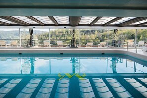 Una piscina al aire libre de temporada (de 10:00 a 20:00), tumbonas