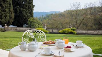 Café da manhã com buffet todos os dias (EUR 25 por pessoa)